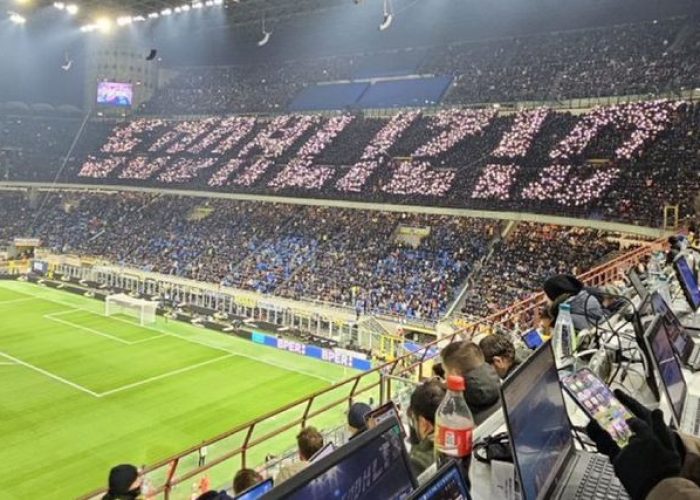 dunya-futbol-tarihinde-bir-ilk-telefon-19287709_1731_o